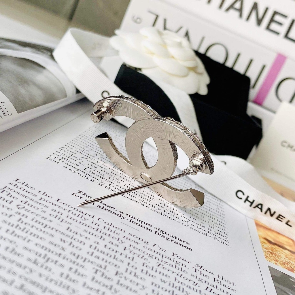 Cài áo Chanel TheLuxe #32 Cài áo Chanel TheLuxe